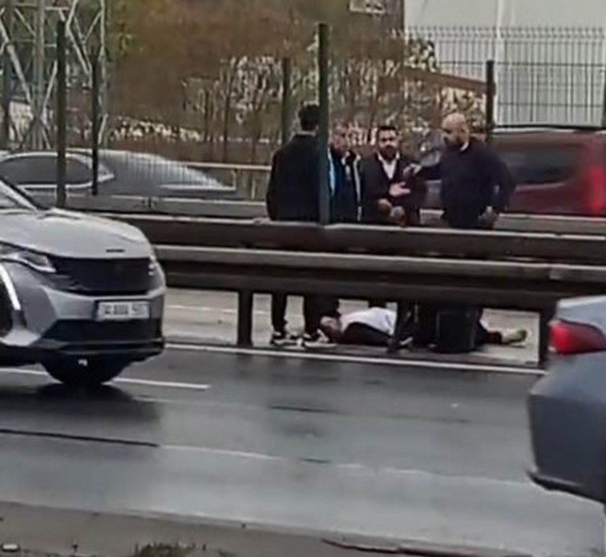 Yolcu metrobüsten yola düştü. Yolcu metrobüsten yola düştü.