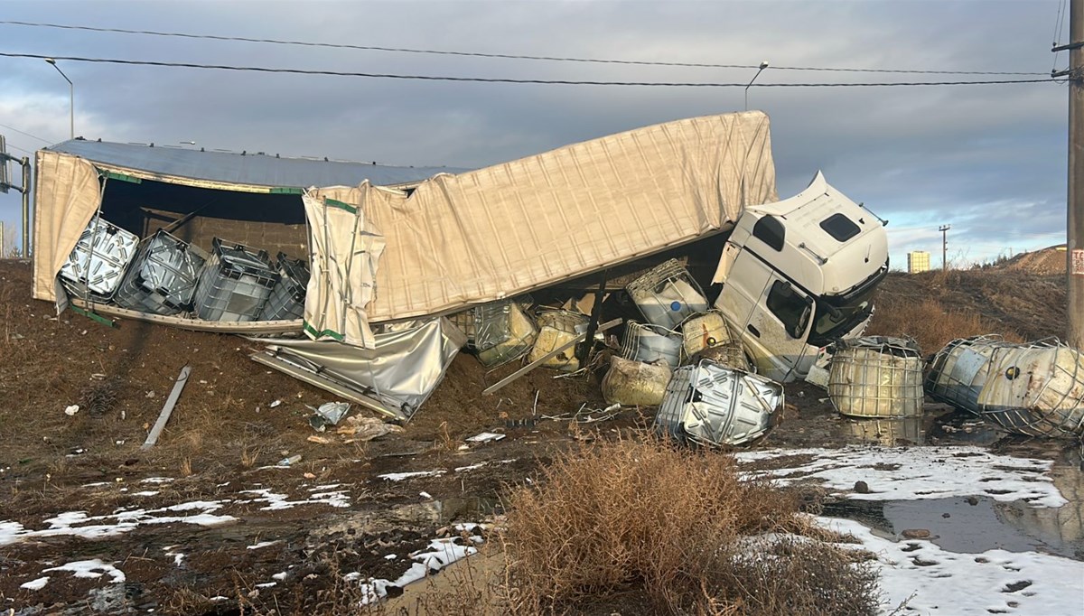 Yollar buz pistine döndü: TIR şarampole devrildi, minibüs yoldan çıktı