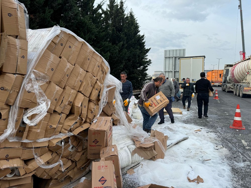 Anadolu Otoyolu’nda TIR devrildi: İstanbul yönünde kontrollü ulaşım tek şeride düştü - 3