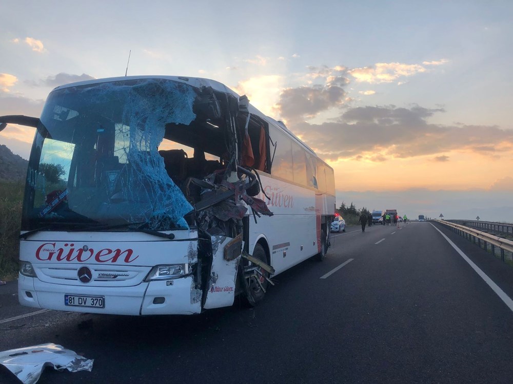 Denizli'de karşı şeride geçen TIR, otobüsle kafa kafaya çarpıştı: 2 ölü, 6’sı ağır 20 yaralı - 1