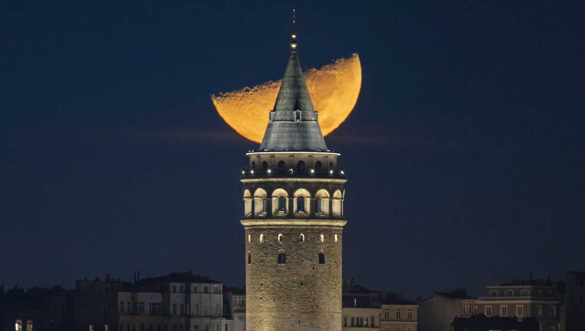 İstanbul'da muhteşem yarım ay manzaraları