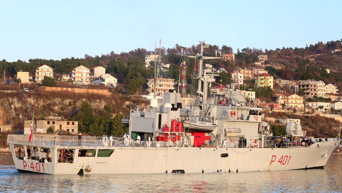 İtalya'nın gönderdiği göçmenler Arnavutluk'a ulaştı