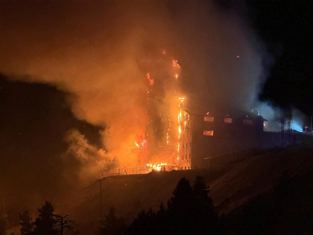 Son dakika. Kartalkaya Kayak Merkezi'nde otel yangını: 10 kişi yaşamını yitirdi - 1