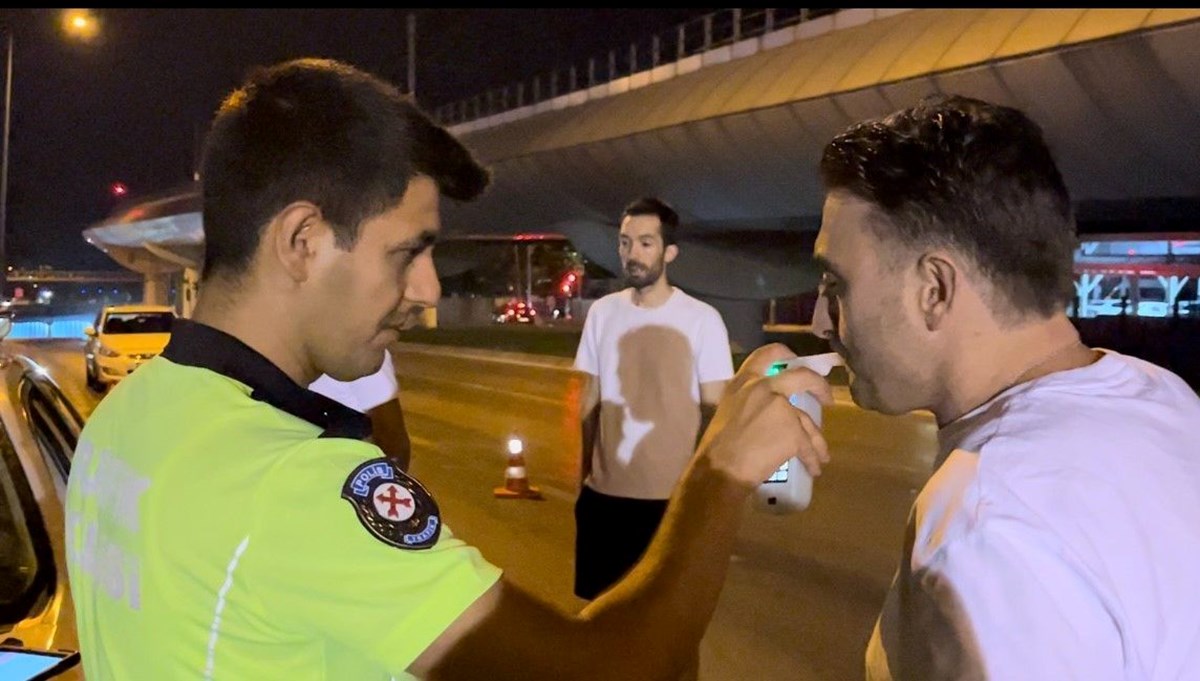 Polisin peşinden ayrılmadı, dakikalarca dil döktü! “Alkol var ağabey kusura bakma” Polisin peşinden ayrılmadı, dakikalarca dil döktü! “Alkol var ağabey kusura bakma”