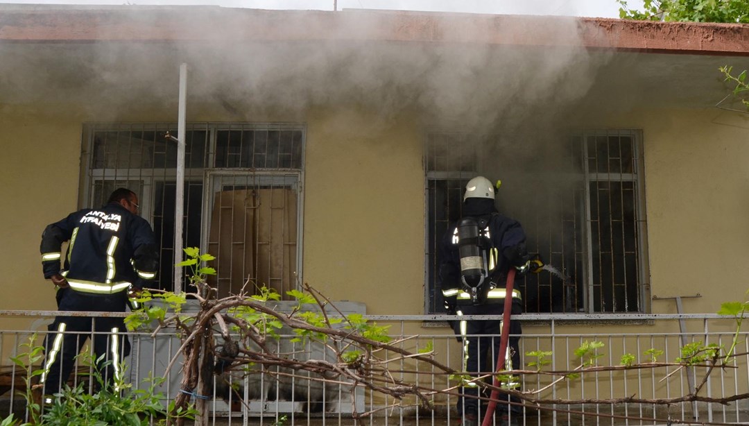 Babasına kızdı evi yaktı!