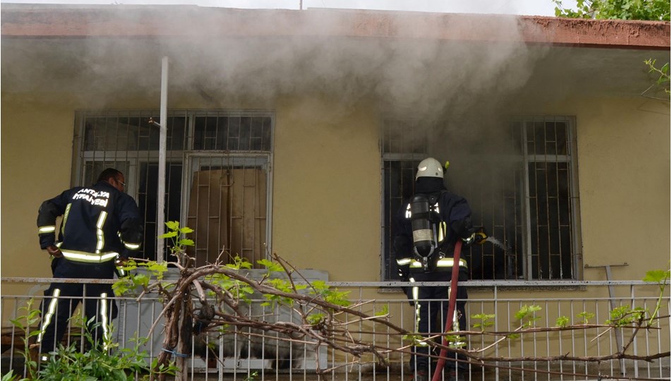 Babasına kızdı evi yaktı!