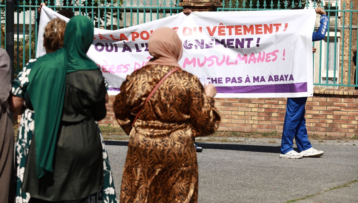 Fransa'da abaya yasağına karşı gösteri düzenlendi