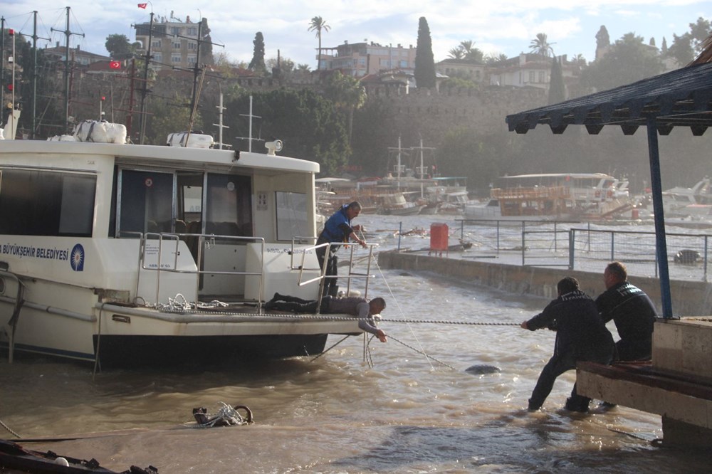 Antalya'da dev dalgalar yat limanını yuttu: 1 tur, 2 balıkçı teknesi battı - 15