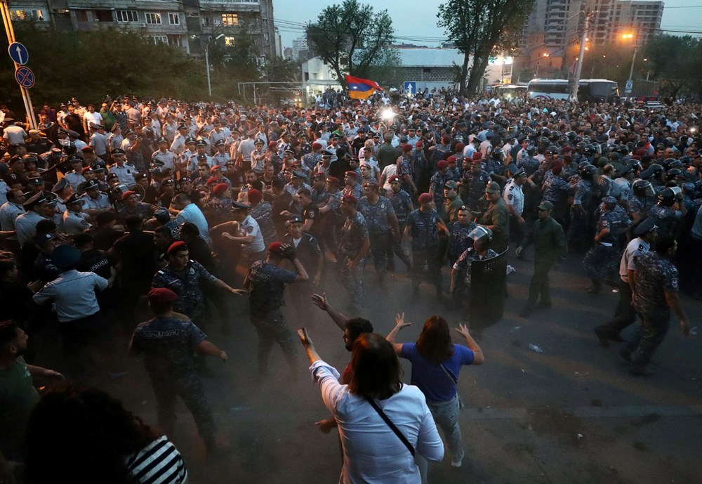 Ermenistan'da polis ile protestocular arasında çıkan çatışma sonucu 60 kişi yaralandı - 5