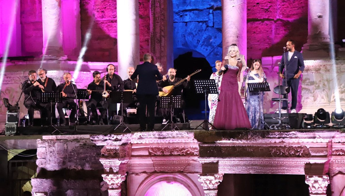 TRT sanatçılarından Pamukkale'deki Hierapolis Antik Tiyatrosu'nda konser TRT sanatçılarından Pamukkale'deki Hierapolis Antik Tiyatrosu'nda konser