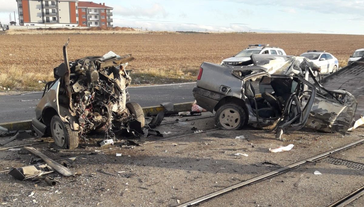 Tramvay yolundaki direğe çarpan otomobil ikiye bölündü: 1 ölü