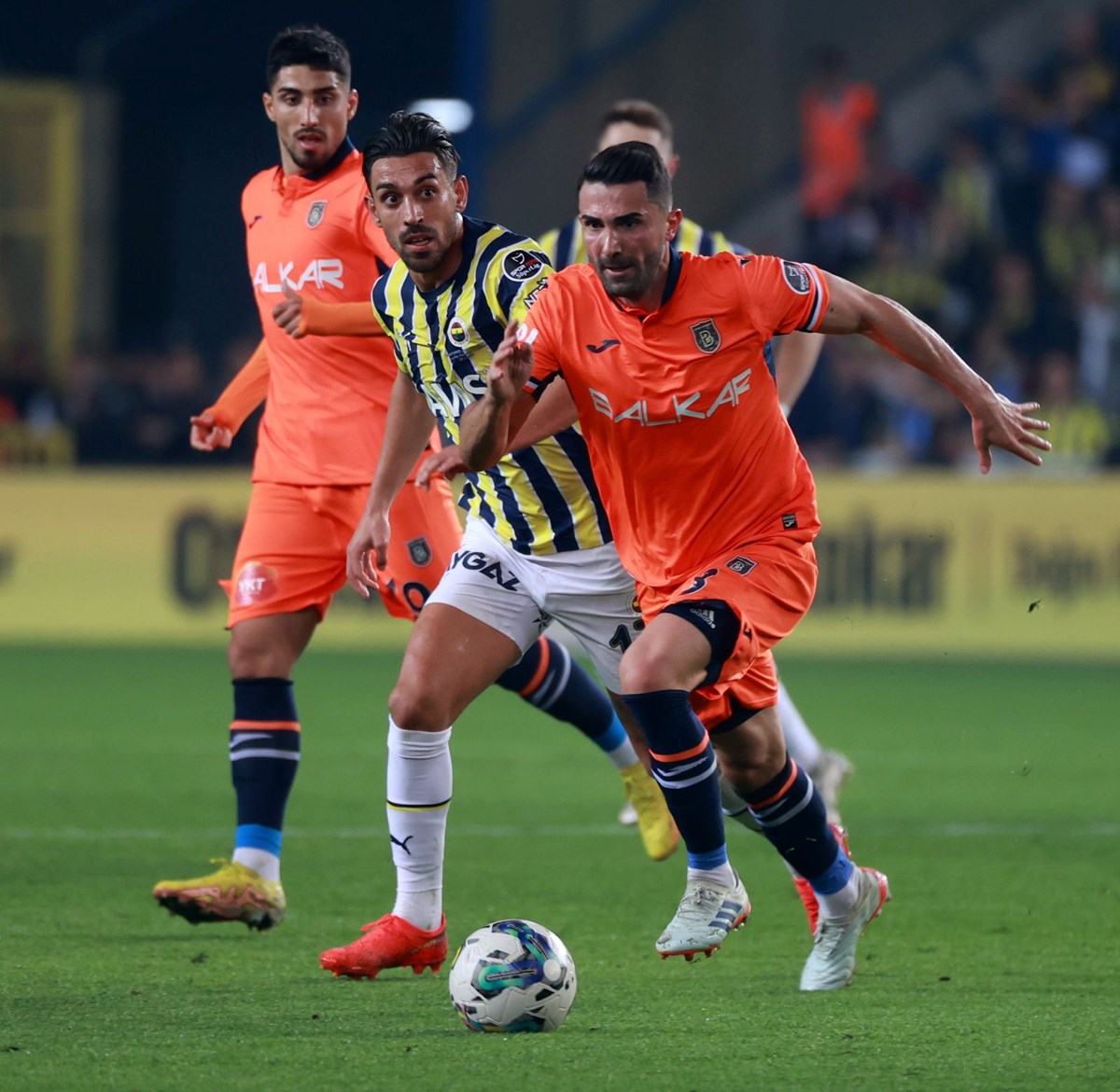 Fenerbahçe, Başakşehir'i tek golle devirdi liderliğe yükseldi