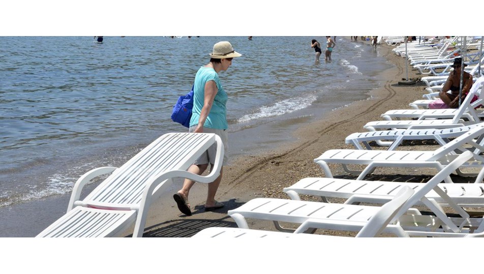 Bodrum'un halk plajlarındaki şezlonglar kaldırılıyor