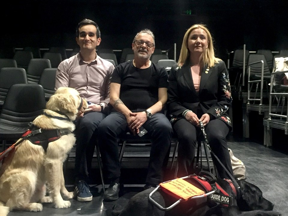Rehber köpekler, artık tiyatro salonlarında sahiplerine eşlik edebilecek - 2