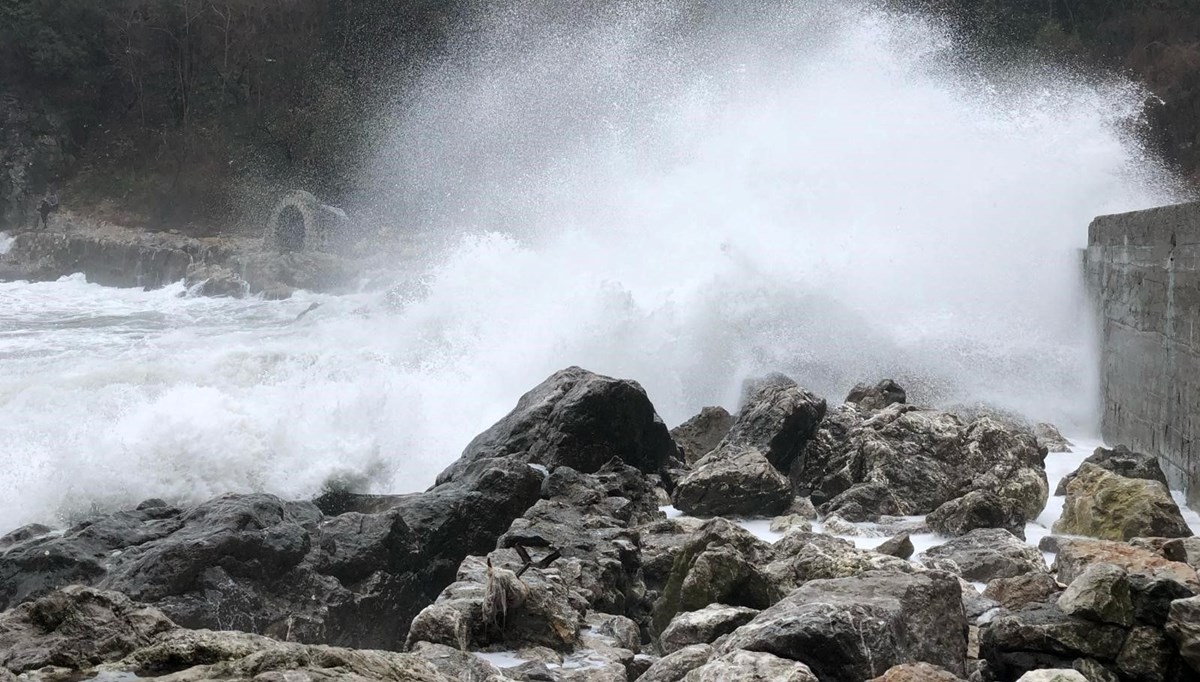 Zonguldak'ta fırtına: Dalgalar mendireği dövdü