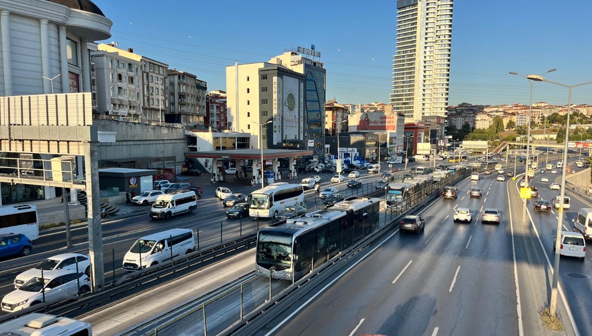 Metrobüsün tekerlekleri fırladı: Faciadan dönüldü