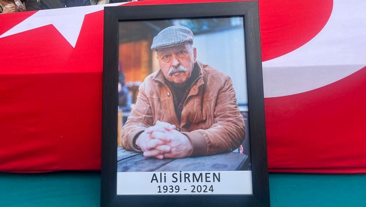 Gazeteci Ali Sirmen için Cumhuriyet Gazetesi önünde tören Gazeteci Ali Sirmen için Cumhuriyet Gazetesi önünde tören