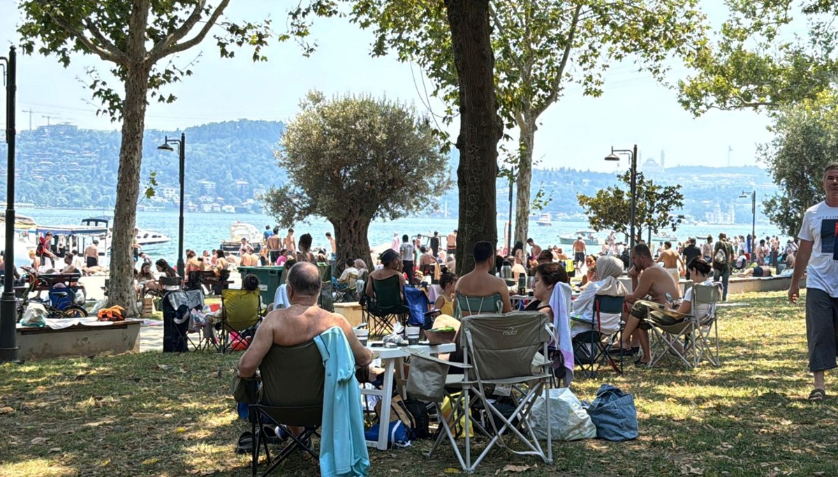İstanbul'da sıcak hava bunalttı: Bebek sahiline akın ettiler