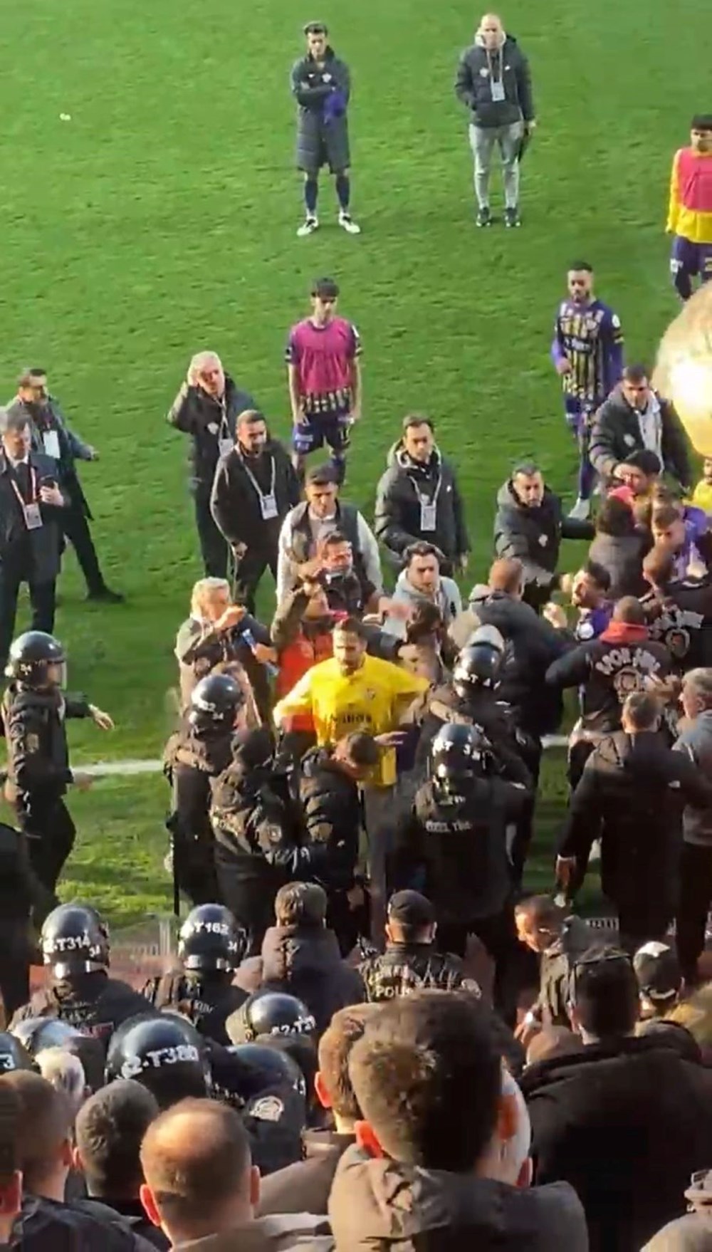 Derbi Sonrası Arbede: Eyüpspor-Konyaspor Maçı Saha İçine Taşan Olaylarla Karıştı, Polis Müdahale Etti 72 4x5d