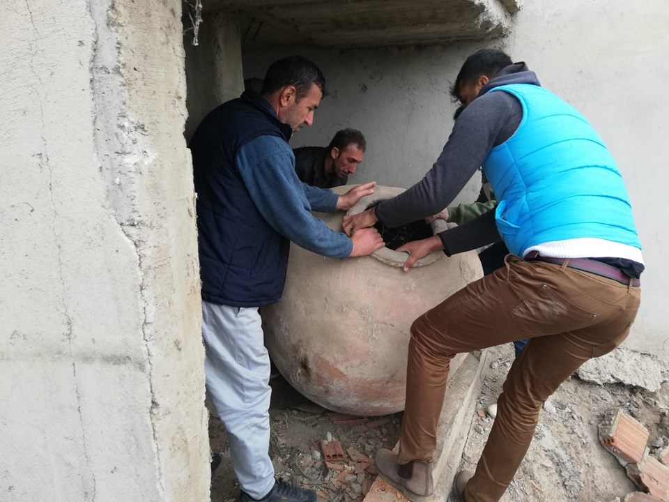 Elazığ’da yıkılacak evden 700 yıllık "tahıl küpleri" çıktı - 1