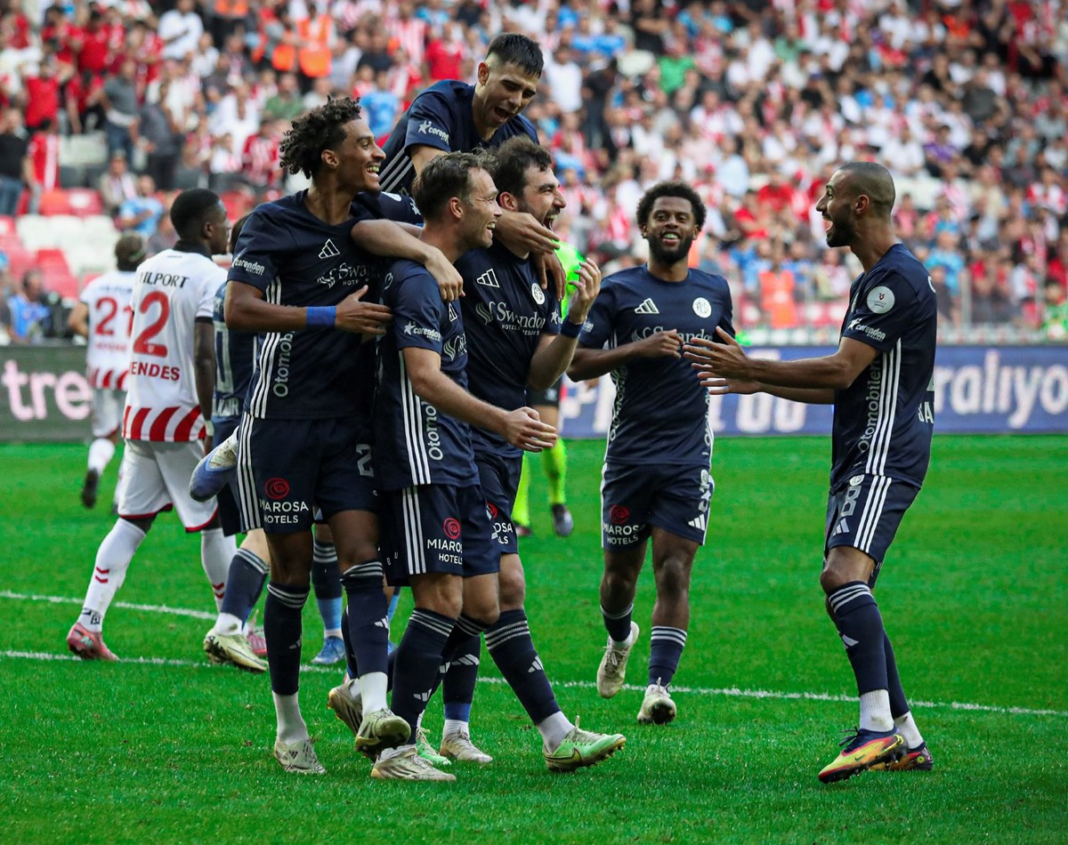 Antalyasporlu futbolcular, gol sonrası böyle sevinç yaşadı.