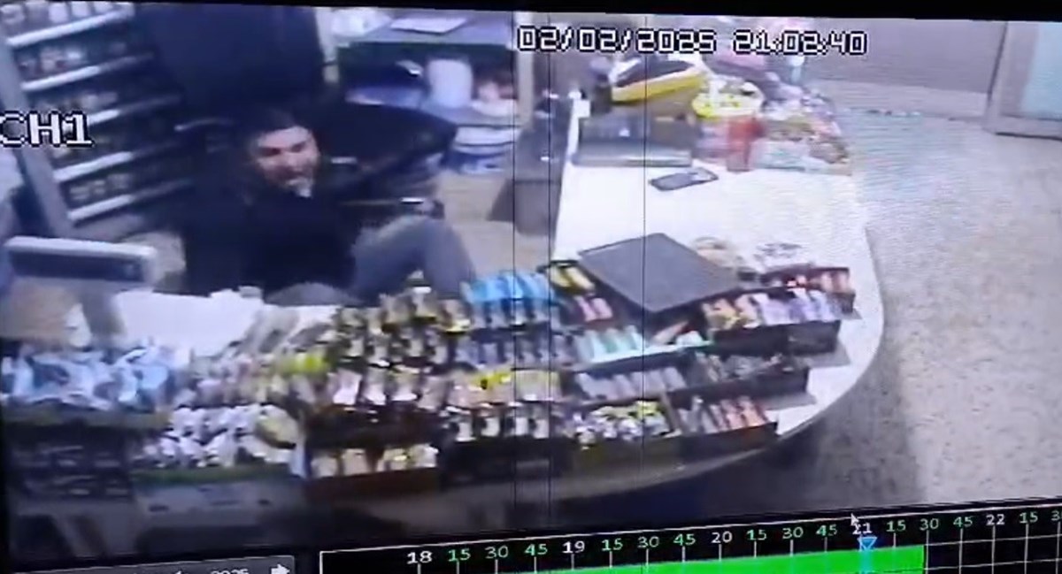 Başçı olay yerinden kaçarken, saldırı güvenlik kamerasına yansıdı. Başçı olay yerinden kaçarken, saldırı güvenlik kamerasına yansıdı.