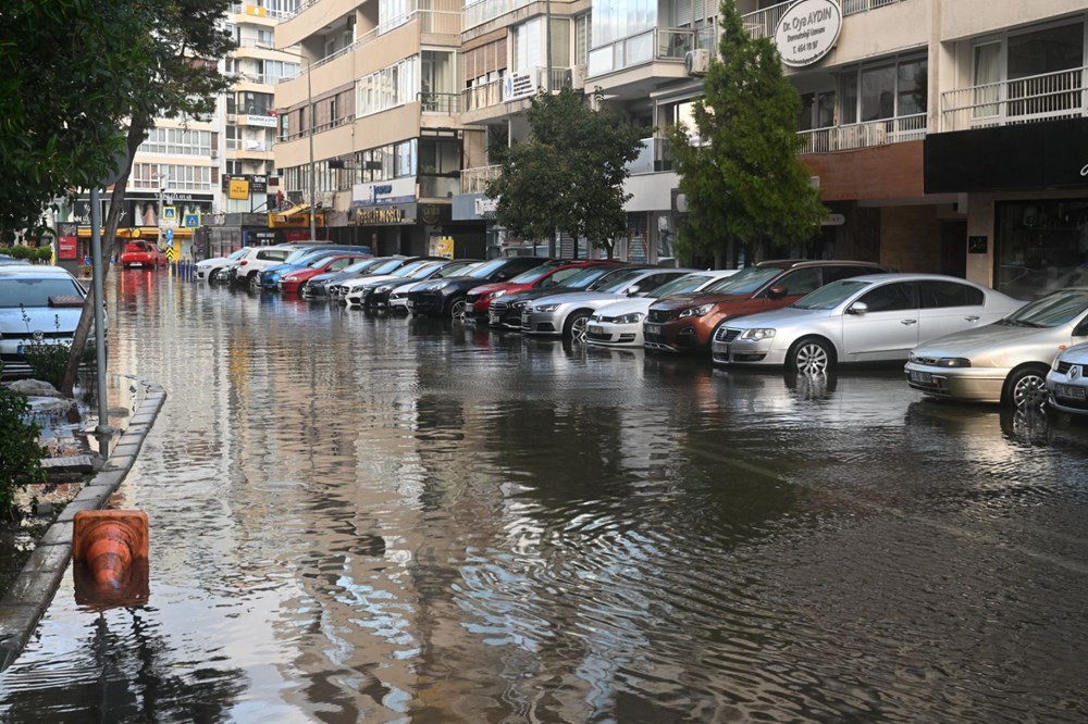 İzmir'i sağanak ve fırtına vurdu: Kıyı şeridi su altında! - 9