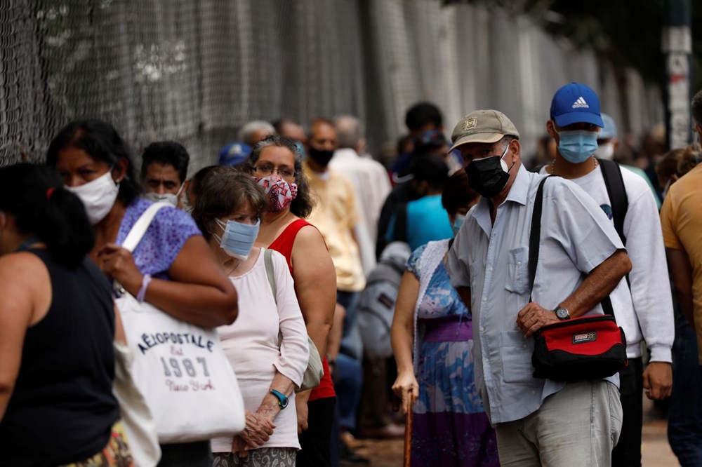 Venezuela'da aşılama başladı: 400 metre kuyruk - 5