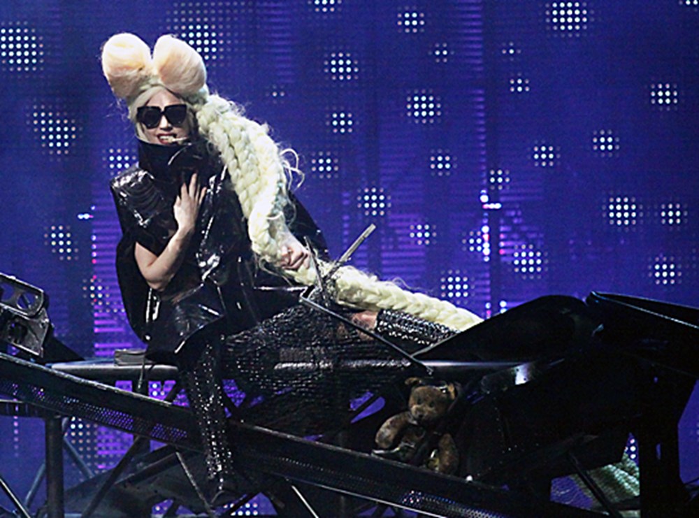 Играй леди гагу. Lady Gaga 20009. Lady Gaga Flop. Леди Гага концерт. Леди Гага Хроноптика.