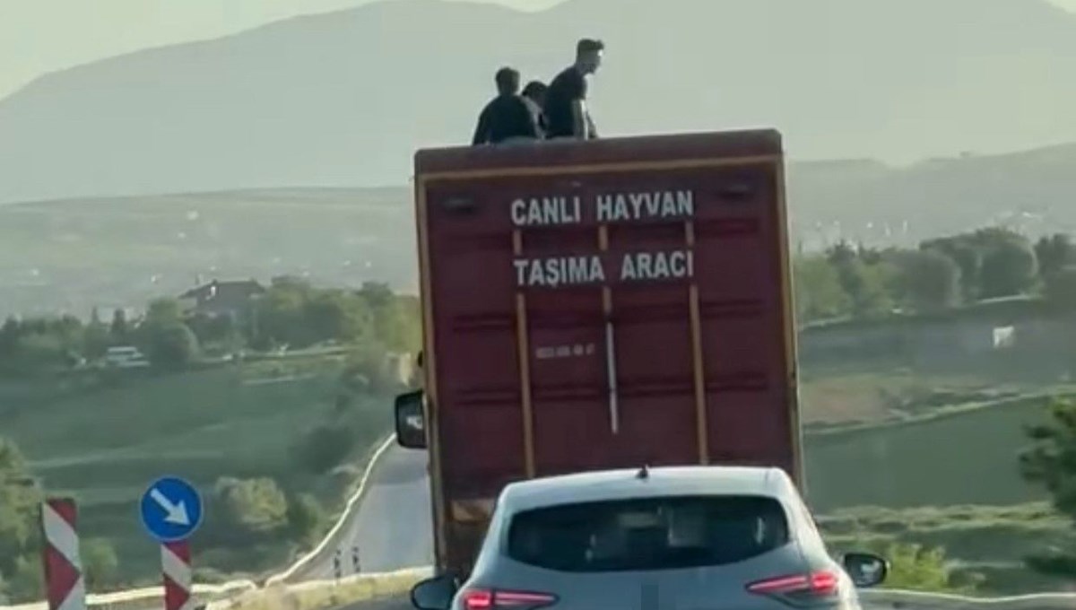 Kamyonun üzerinde tehlikeli yolculuk