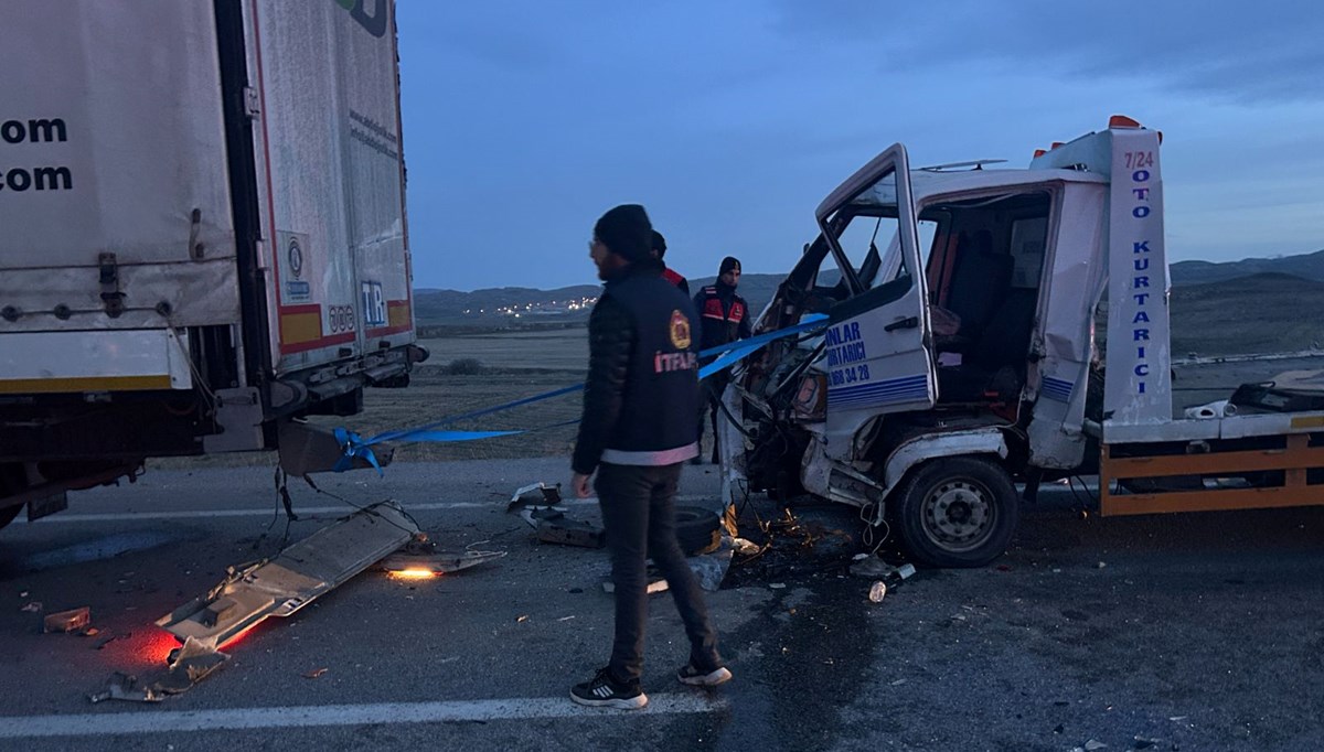 Kazaya yardım için duran TIR'a arkadan gelen çekici çarptı