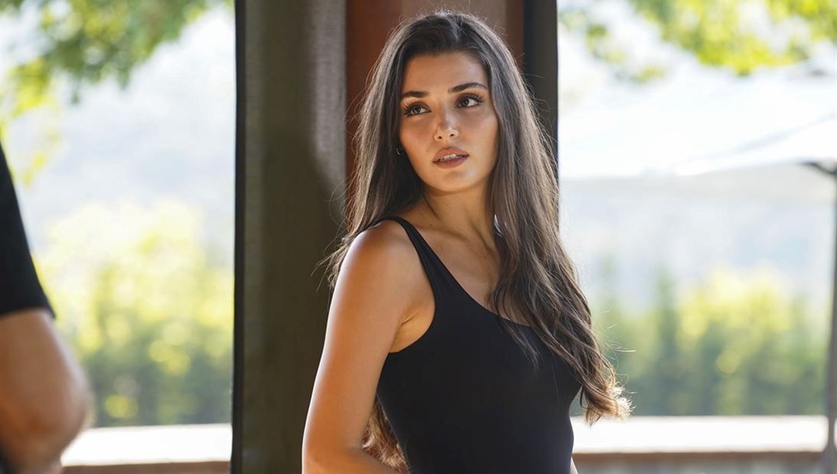 Oyunculuğu eleştirilen Hande Erçel’e yönetmeninden destek Oyunculuğu eleştirilen Hande Erçel’e yönetmeninden destek