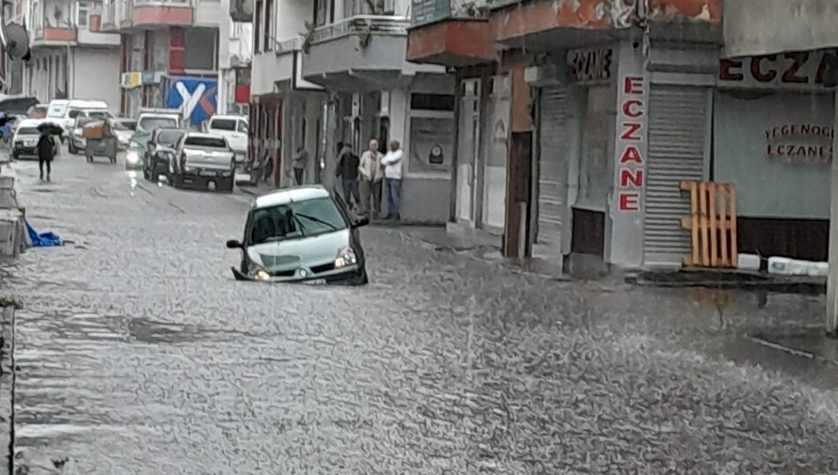 Artvin'in Hopa ilçesinde sağanak hasara yol açtı