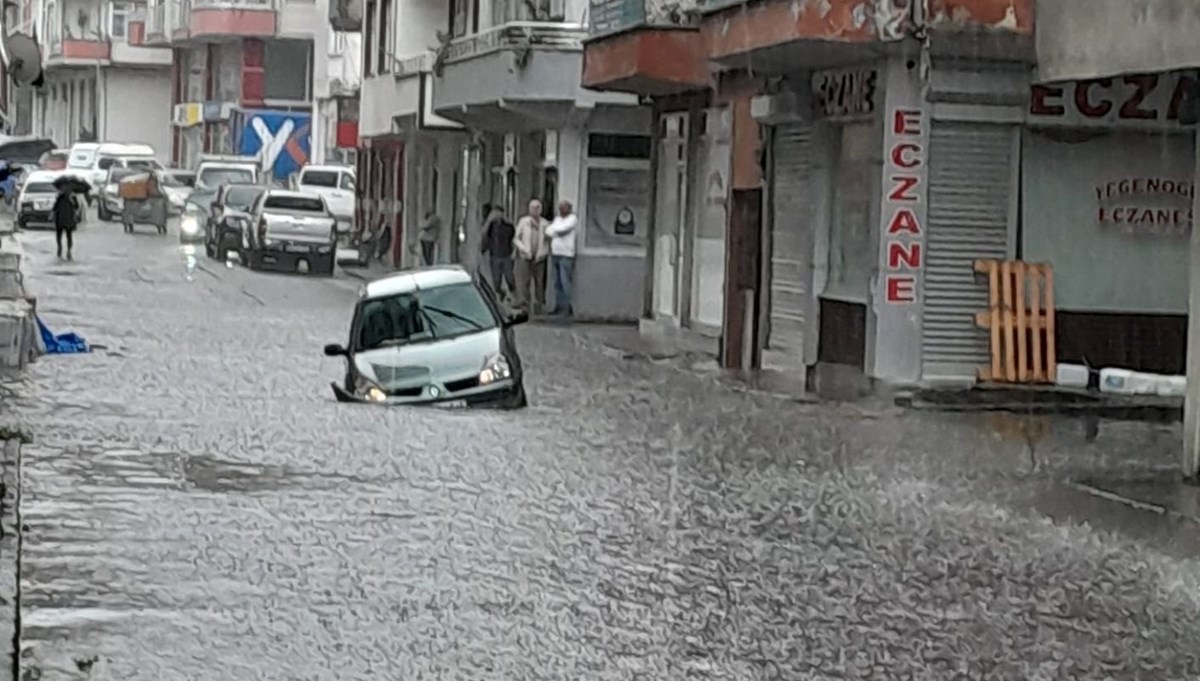 Artvin'in Hopa ilçesinde sağanak hasara yol açtı Artvin'in Hopa ilçesinde sağanak hasara yol açtı