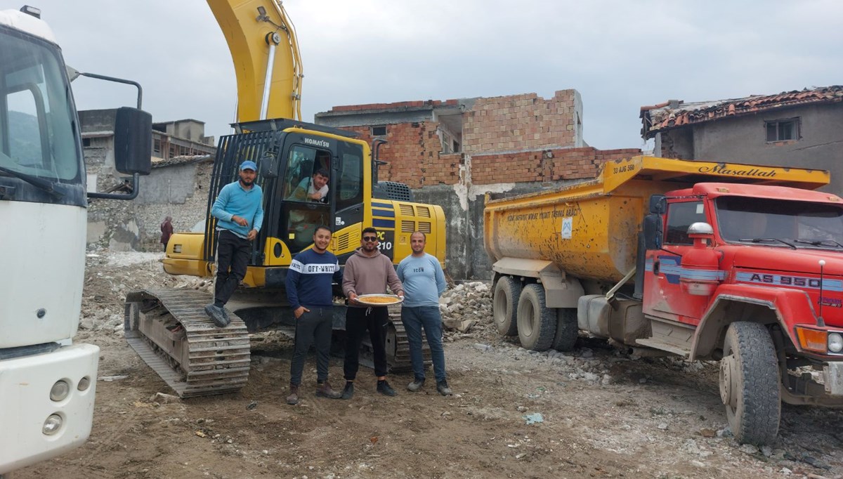 Hafriyat işçilerinden ekskavatör üstünde künefe şovu Hafriyat işçilerinden ekskavatör üstünde künefe şovu