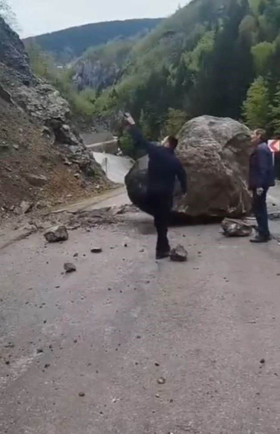 Yola düşen dev kaya parçasının altında kalmaktan son anda kurtuldular - 1