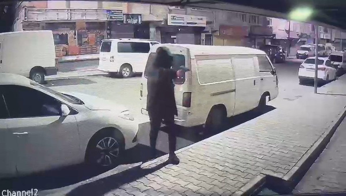 Gaziosmanpaşa'da silahlı saldırı kamerada: Dükkana 7 el ateş edip kaçtı Gaziosmanpaşa'da silahlı saldırı kamerada: Dükkana 7 el ateş edip kaçtı