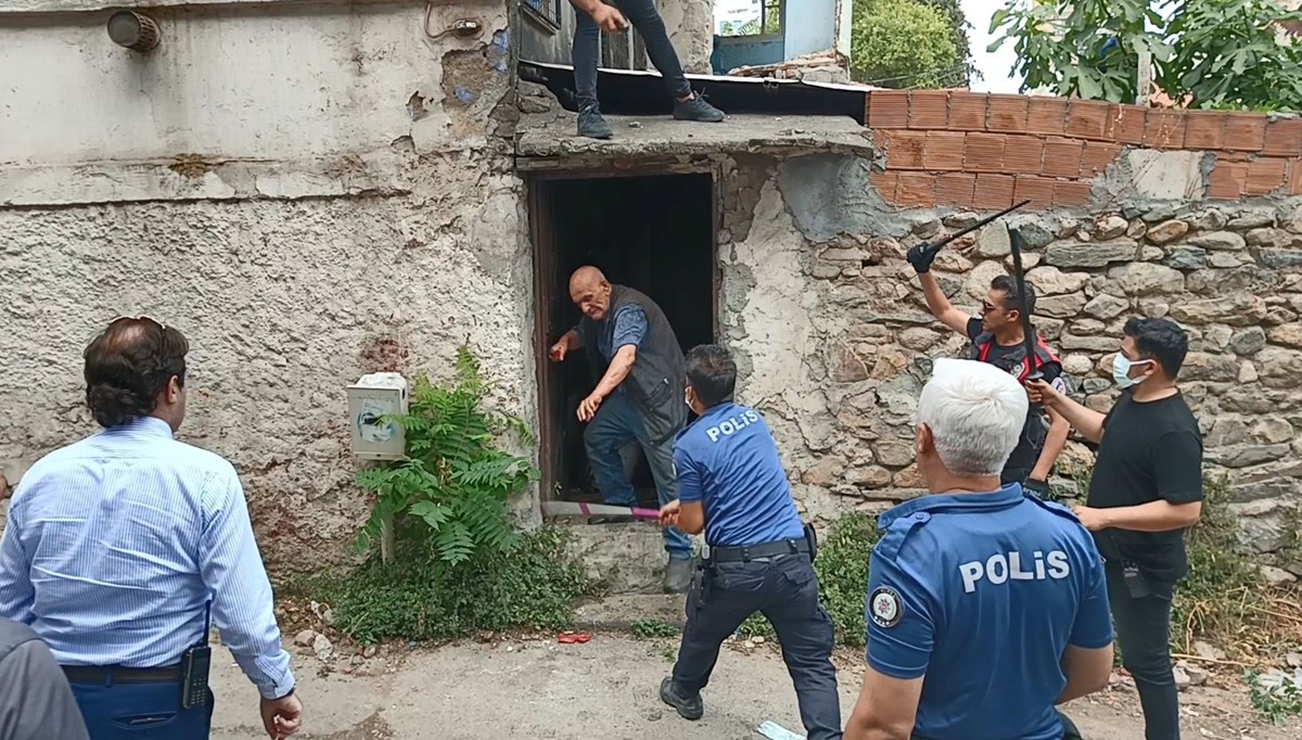 Çöplüğe dönen evini temizlemeye gelen ekibe bıçaklı saldırdı: Bir polis yaralandı