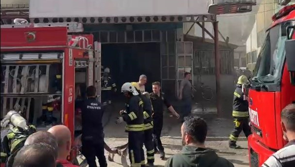 Sivas'ta sanayi sitesinde yangın: 3 iş yeri alevlere teslim oldu Sivas'ta sanayi sitesinde yangın: 3 iş yeri alevlere teslim oldu