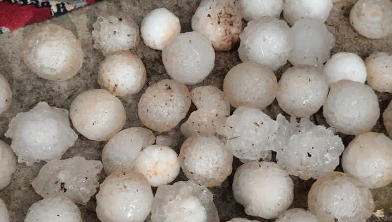 Şanlıurfa'da kar topu büyüklüğünde dolu yağdı