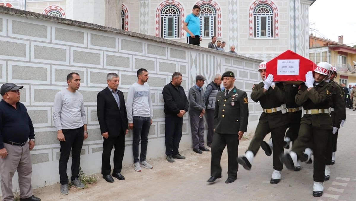 Kırkağaçlı Kıbrıs Gazisi son yolculuğuna uğurlandı Kırkağaçlı Kıbrıs Gazisi son yolculuğuna uğurlandı