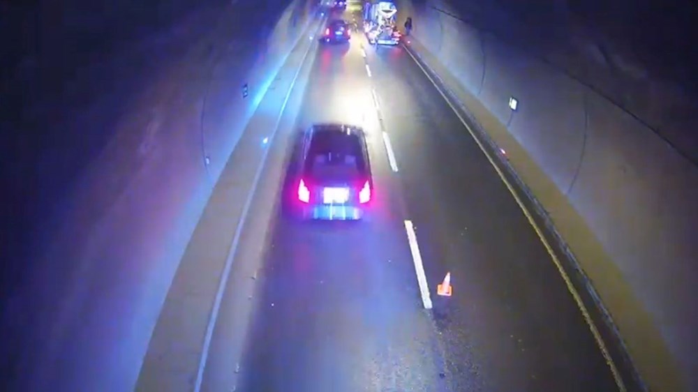 Cumhurbaşkanı Erdoğan'ın konvoyu geçmeden bir dakika öncesi! Polislerin dikkati kazayı önledi - 6