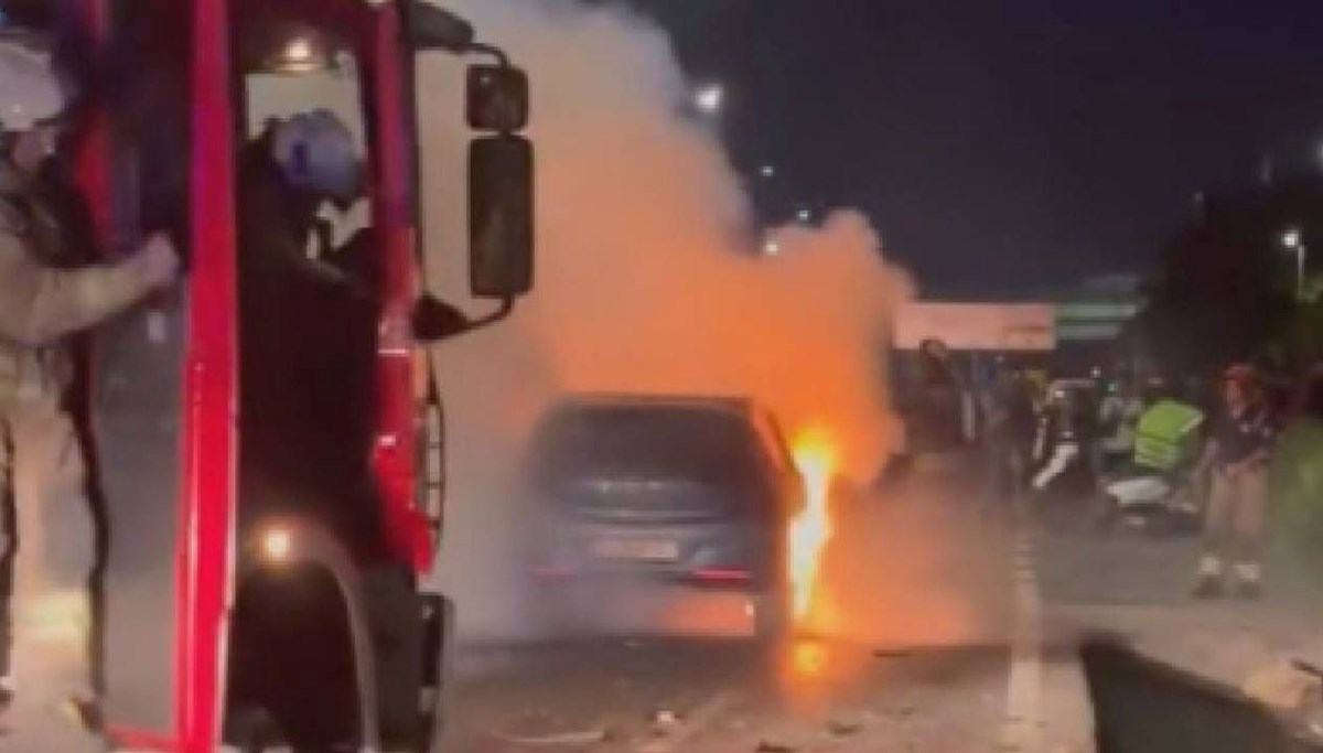 Bariyerlere çarpan araç yandı