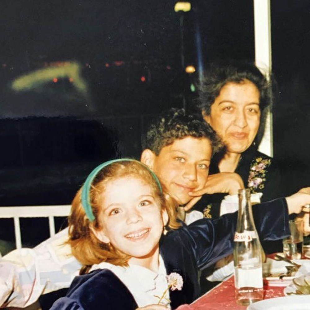 Nilgün Belgün takipçilerini geçmişe götürdü: Bu fotoğraf Marmaris'te çekildi (Ünlülerin çocukluk ve gençlik halleri) - 534