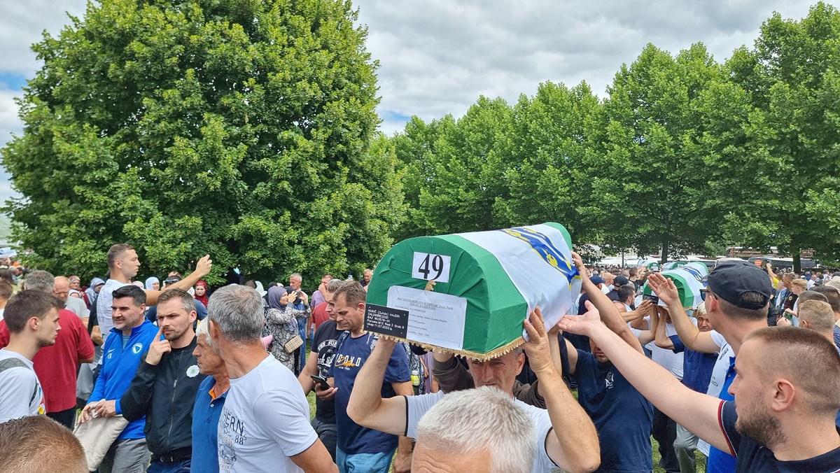 Srebrenitsa soykırımının 50 kurbanı daha toprağa verildi.