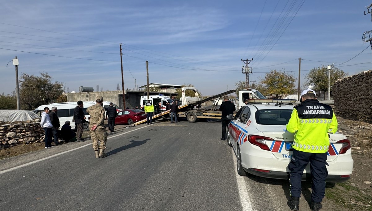 Diyarbakır'da minibüs ile otomobil çarpıştı: 13 yaralı