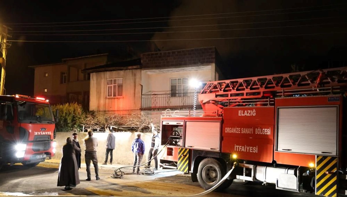 Elazığ’da çatı yangını