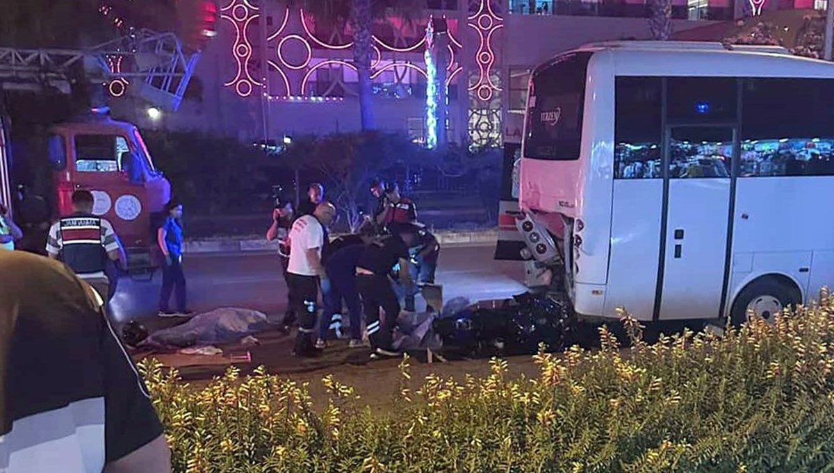 Motosiklet park halindeki midibüse çarptı: 2 ölü