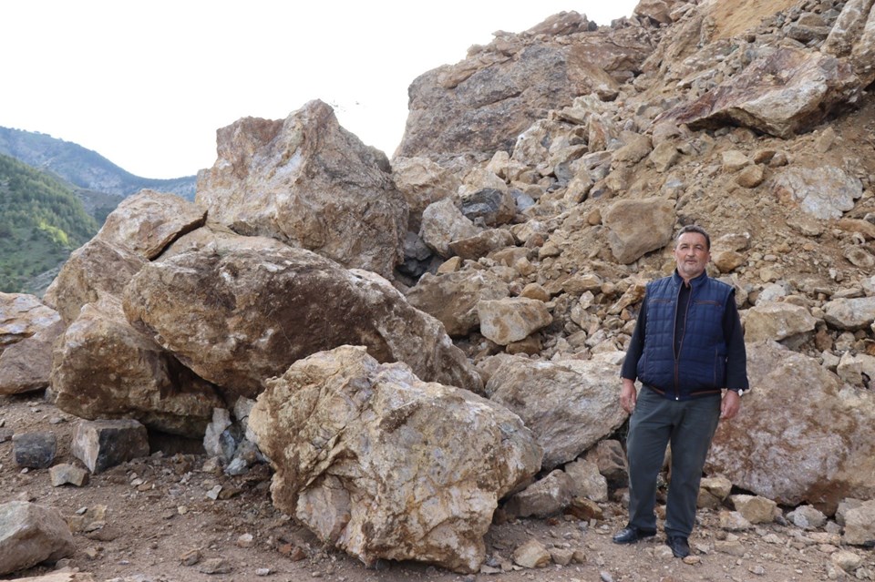 Erzurum'da heyelan... Dev kayalar yolu ulaşıma kapandı - 1