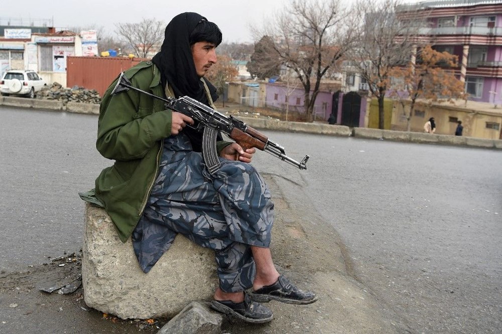Afganistan'daki açlık krizinin acı yüzü: 3 yaşında ama bir bebek kadar küçük - 9